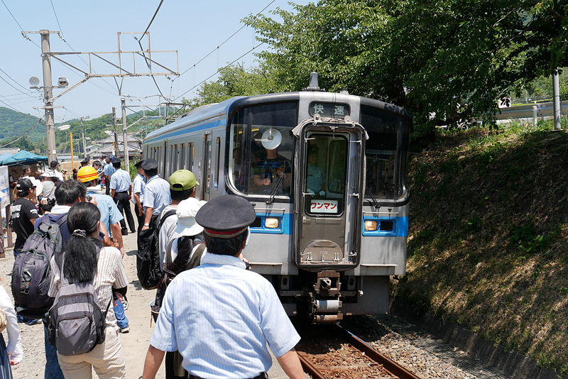 列車の到着に合わせて大勢のJR四国係員が待機