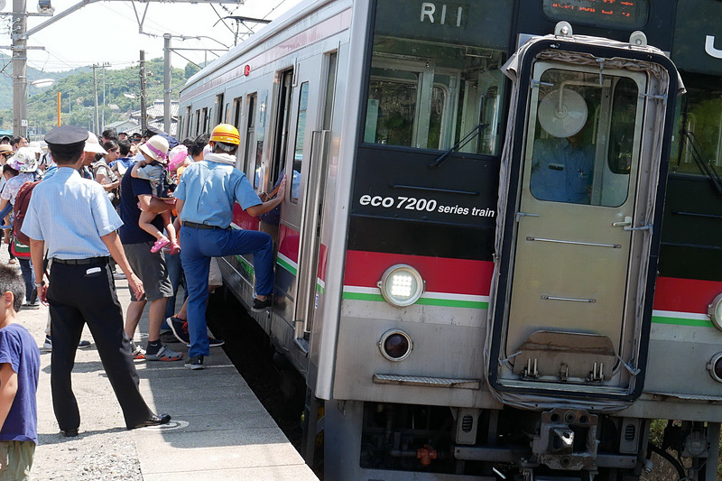 津島ノ宮駅はカーブに位置しており、列車が傾いてホームとの間に大きな空間と段差ができるため、子供の乗降をJR四国の係員が手助けする