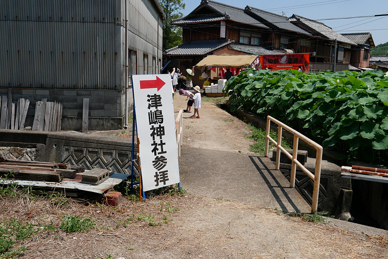 津嶋神社は、津島ノ宮駅から徒歩1～2分ほどの距離。駅横の路地を抜けた先が参道となる