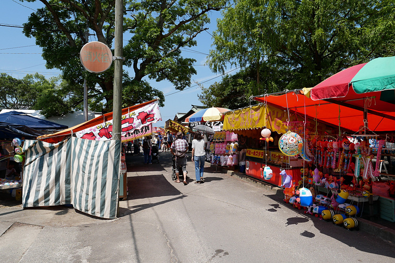 参道にはたくさんの露店が並び、お祭り気分が盛り上がる