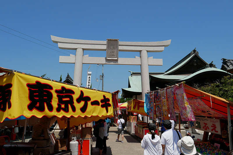 この鳥居をくぐった先に、本殿のある津島につながる「つしま橋」がある