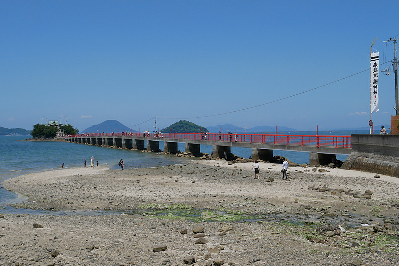 この橋がつしま橋。別名「しあわせ橋」とも呼ばれている。今の橋は4代目だそうだ