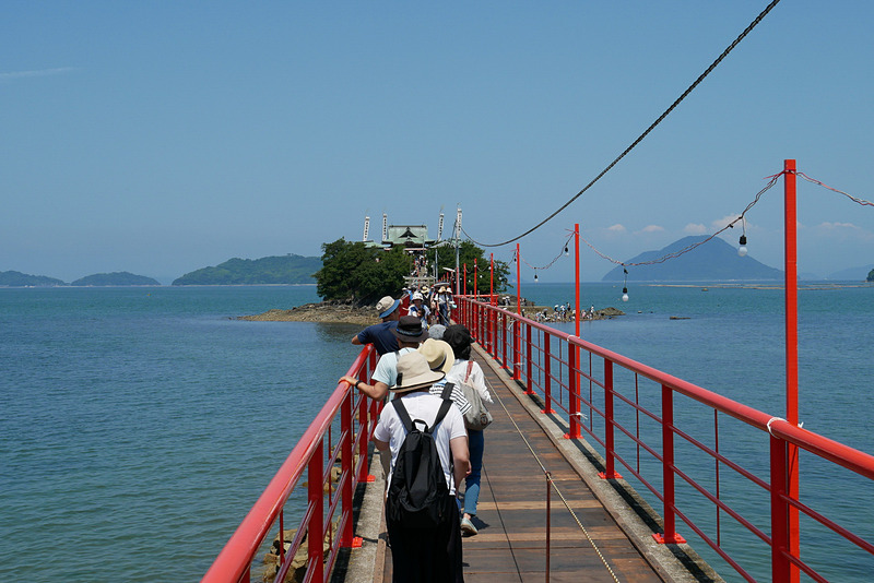橋の先、海のなかにぽつんと浮かび上がる津島の様子は、非常に厳かな雰囲気だ