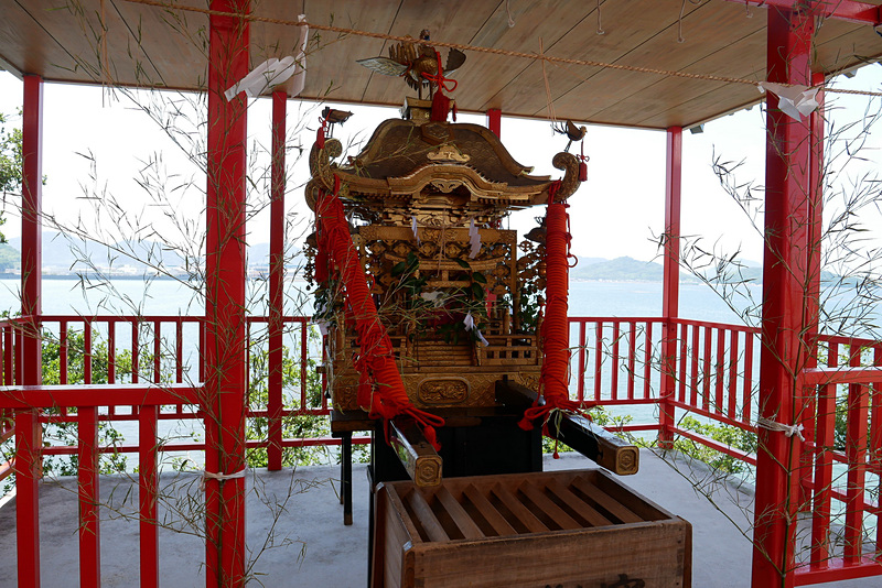 拝殿の周囲には、幣殿や神饌殿、守札授与所、社務所などがあり、神輿も飾られていた