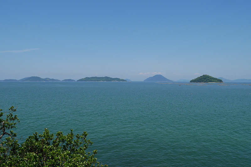 本殿奥からの瀬戸内海の眺め。よく晴れていたこともあるが、瀬戸内海らしい素晴らしい眺望に心が洗われる
