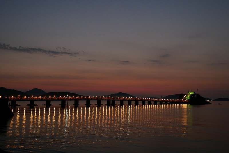 日が沈んで周囲が暗くなると、ライトアップされたつしま橋と津嶋神社が明るく浮かび上がり、とても幻想的な雰囲気となる