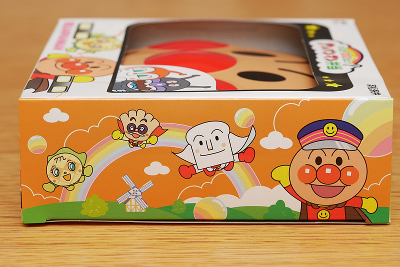 外箱には、アンパンマンでおなじみのキャラクターがたくさん描かれていて、とても賑やかだ