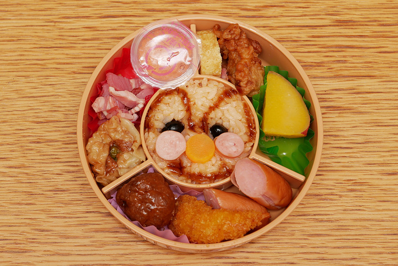 チキンライスの周囲には、エビフライ、鶏の唐揚げ、肉団子、シューマイ、揚げソーセージなど、子供の好きなおかずがぎっしり。野菜は少ないが、子供が喜んで食べてくれるはずだ