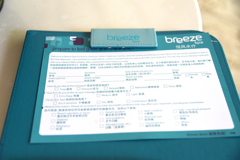 問診票に健康状態やリクエストを記入していく