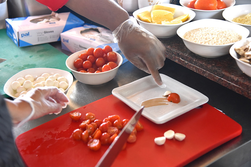 「Caprese Salad」用のモッツァレッラチーズとトマトをカット