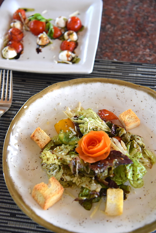「Caprese Salad」と「Classic Panzanella Salad（Tuscan-style）」