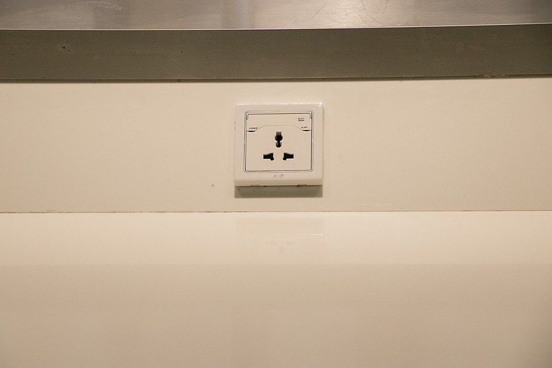 テーブルタイプとカウンタータイプがあり、どちらにもコンセントが豊富に設けられている