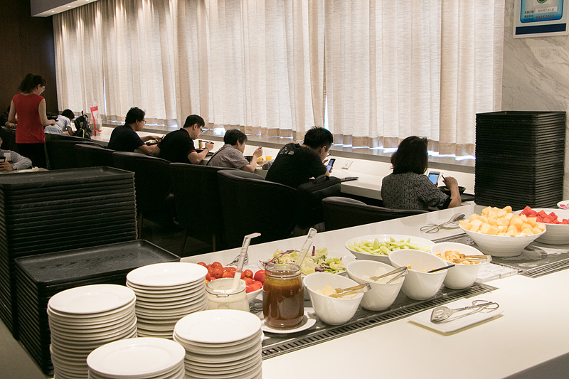 ソフトドリンクやアルコールが用意されているが、「鉄観音」「緑茶」「花茶」とお茶の種類が豊富なのは中国らしい。サンドイッチやサラダ、ホットミール、スイーツのほかに、トッピングを選べてその場で調理してくれるヌードルコーナーもある