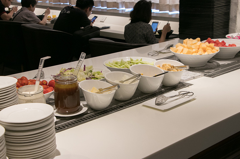 ソフトドリンクやアルコールが用意されているが、「鉄観音」「緑茶」「花茶」とお茶の種類が豊富なのは中国らしい。サンドイッチやサラダ、ホットミール、スイーツのほかに、トッピングを選べてその場で調理してくれるヌードルコーナーもある