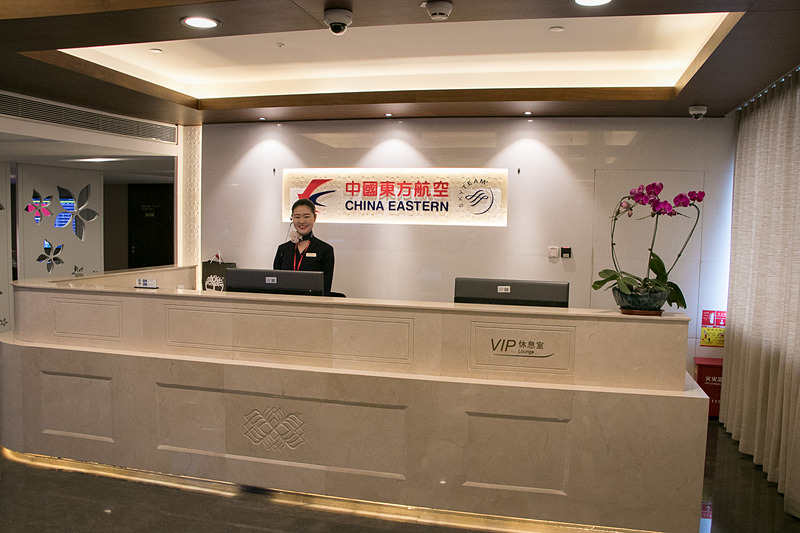 ラウンジ内のエスカレータを使い5階へ移動する。5階にも受付がありスタッフが詰めている。4階も5階もラウンジスタッフが多く、よく目が行き届いていて清潔感があるのが印象的だ