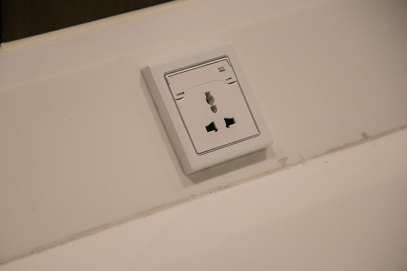 テーブルタイプとカウンタータイプがあり、どちらにもコンセントが豊富に設けられている