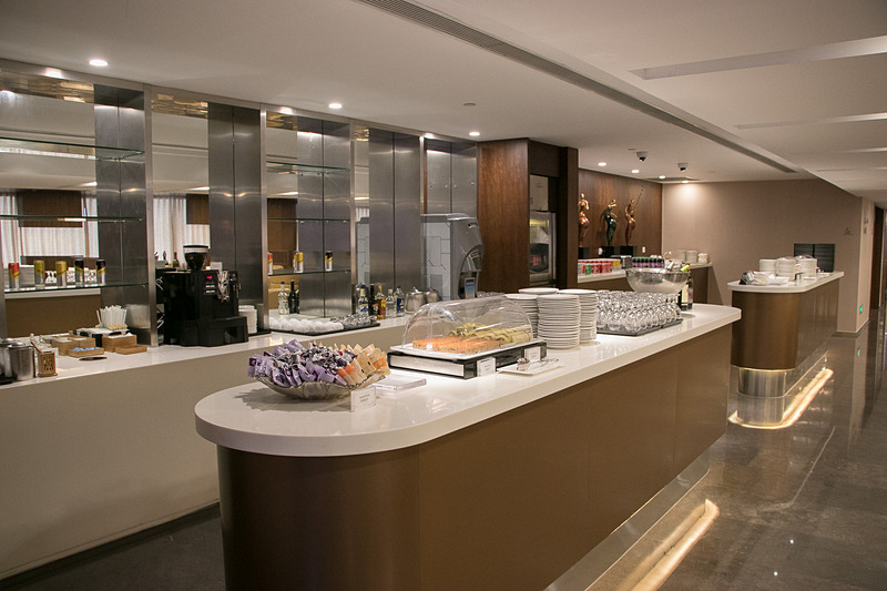 5階のミールスペース。ドリンクのほかにサンドイッチやスイーツなど軽食を用意している