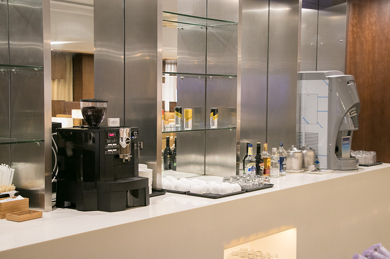 5階のミールスペース。ドリンクのほかにサンドイッチやスイーツなど軽食を用意している