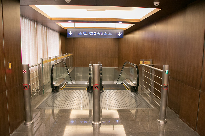 ラウンジ内のエスカレータを使い5階へ移動する。5階にも受付がありスタッフが詰めている。4階も5階もラウンジスタッフが多く、よく目が行き届いていて清潔感があるのが印象的だ