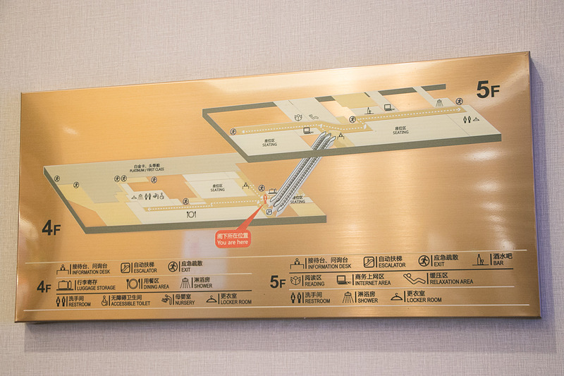 入口があるフロアが4階で、ラウンジ内にさらにエスカレータがあり、4～5階の2フロア構成になっている。2フロアを合わせた面積は約4200m<sup>2</sup>とかなり広い