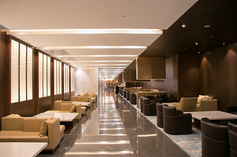 中国東方航空のファーストクラス/イースタンマイルズ・プラチナカードのラウンジ。4階の半分ほどを使用しているが、とにかく広い