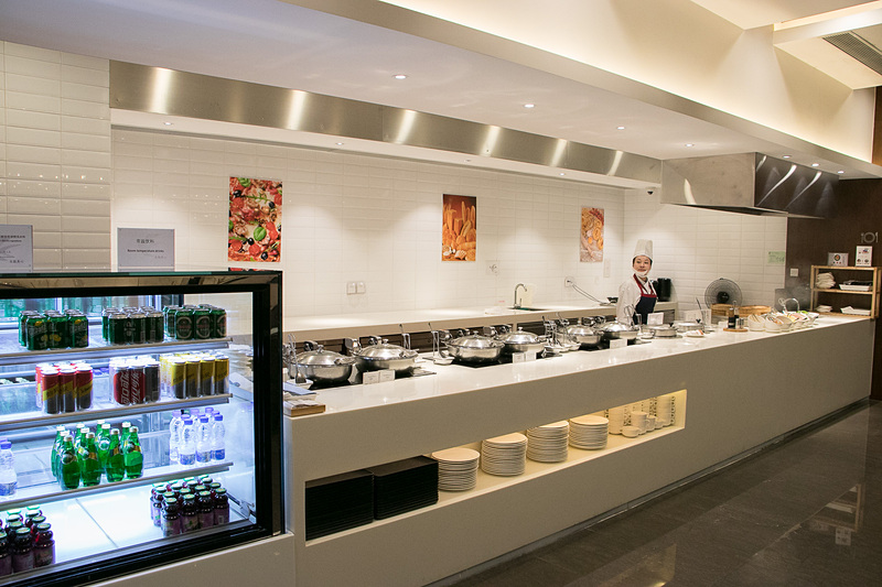 ミールスペース。ここでも目の前で調理してくれるヌードルコーナーがある