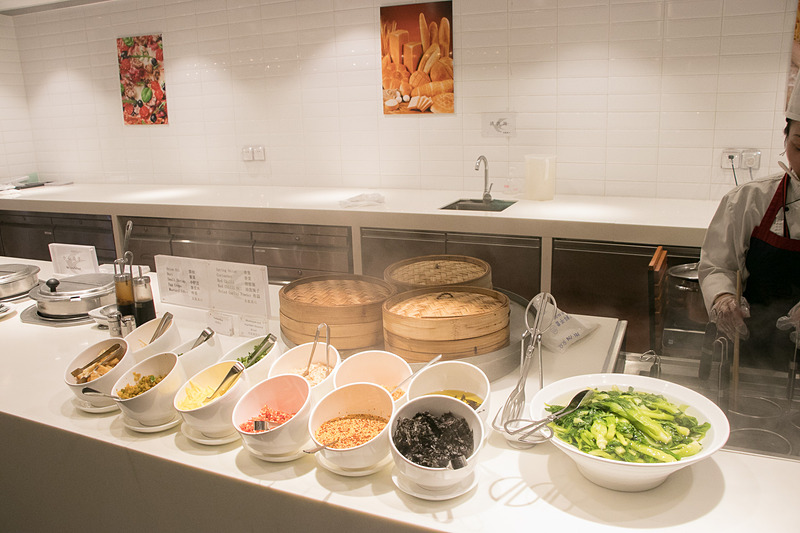 ミールスペース。ここでも目の前で調理してくれるヌードルコーナーがある