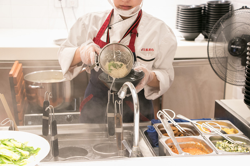 ミールスペース。ここでも目の前で調理してくれるヌードルコーナーがある