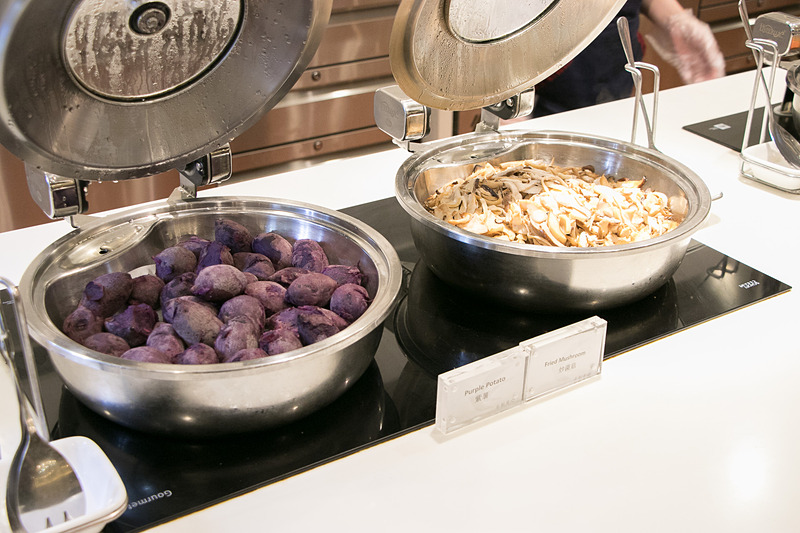 ミールスペース。ここでも目の前で調理してくれるヌードルコーナーがある