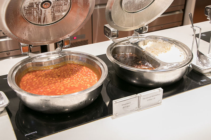 ミールスペース。ここでも目の前で調理してくれるヌードルコーナーがある