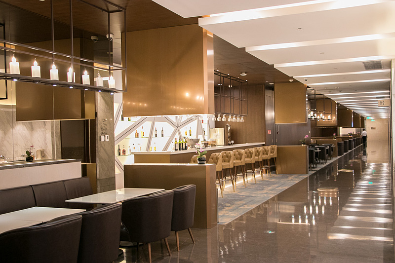 中国東方航空のファーストクラス/イースタンマイルズ・プラチナカードのラウンジ。4階の半分ほどを使用しているが、とにかく広い