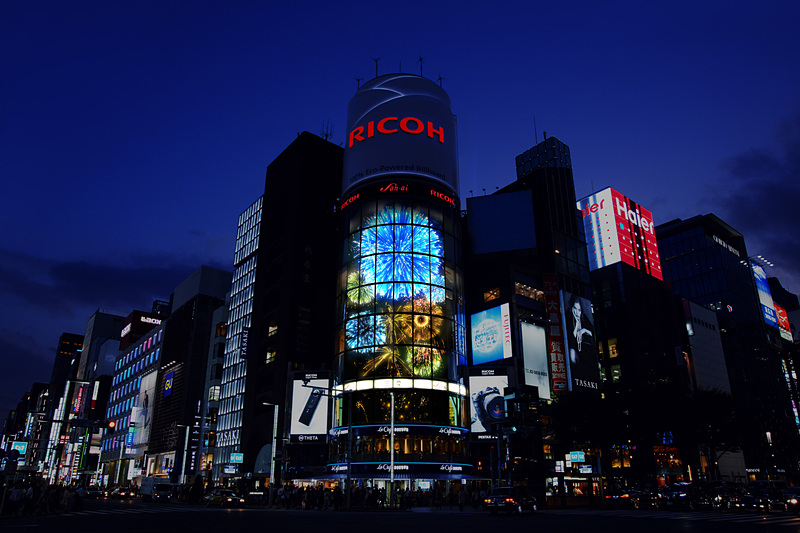 リコーは、三愛ドリームセンターで8月10日から9月16日まで花火がテーマのプロジェクションマッピングを毎日投影する