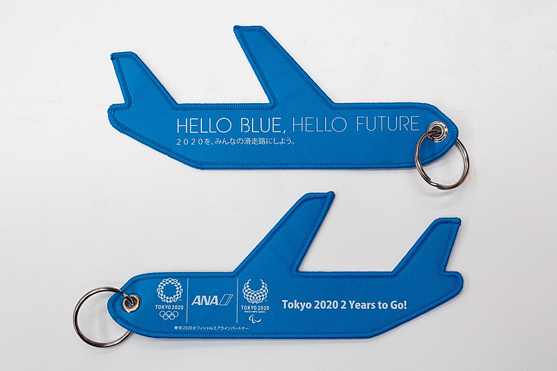 参加者にプレゼントするANA特製フライトタグ