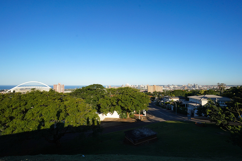 丘の上からダーバンの市街とインド洋の海を望む