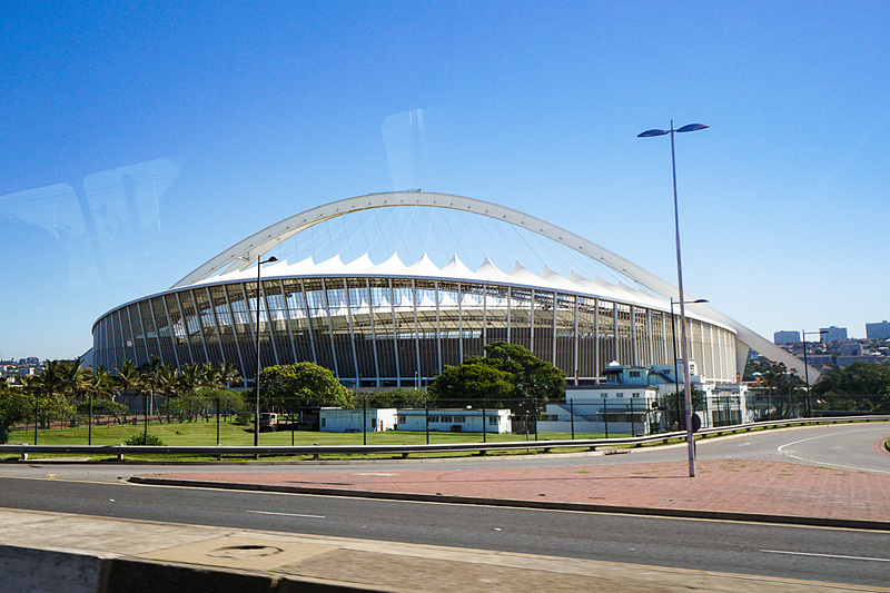 モーゼス・マヒダ・スタジアムに近よったところ。上部アーチにはゴンドラが通っていて最上部まで登ることができ、バンジージャンプが楽しめたりする