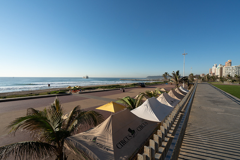 ビーチ沿いは、舗装された広い遊歩道が続いている