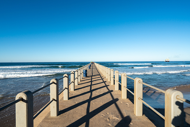 ところどころに大きな桟橋がある