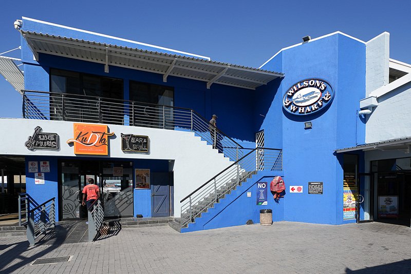 ヨットハーバーに併設されたモール「Wilson's Wharf」。レストランやツアーカウンターなどがある