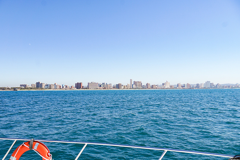 ダーバン港を出て北東方面に向かうと、先に紹介したホテルが立ち並ぶビーチを沖から眺める形になる