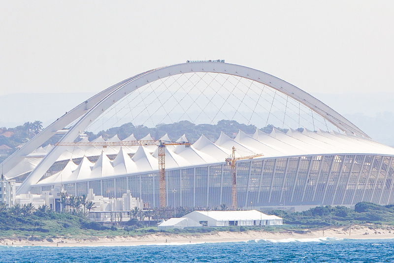 よく見るとアーチのトップが展望台になっているのが見える