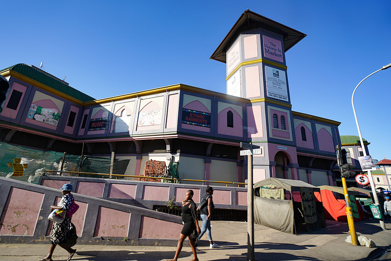 「ヴィクトリア・ストリート・マーケット」はピンクで独特なデザインなのですぐ分かる