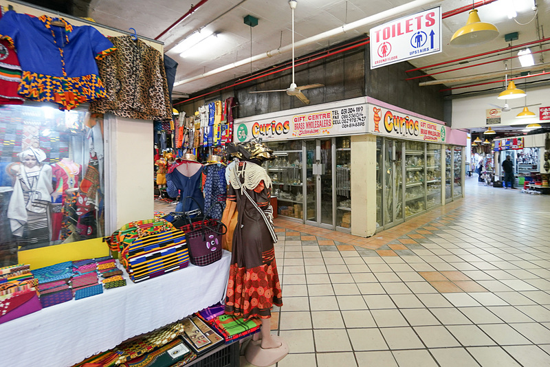 ヴィクトリア・ストリート・マーケットの内部は古い商店街のよう