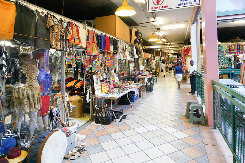 ヴィクトリア・ストリート・マーケットの内部は古い商店街のよう