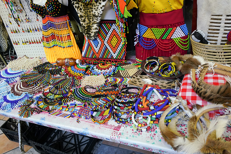 南アフリカならではのビーズアクセサリは実に豊富。まとめ買いで値切ろう