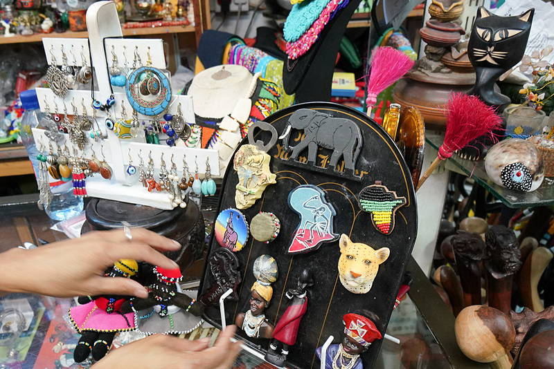 アクセサリも豊富。店員はガンガンお勧めしてくる