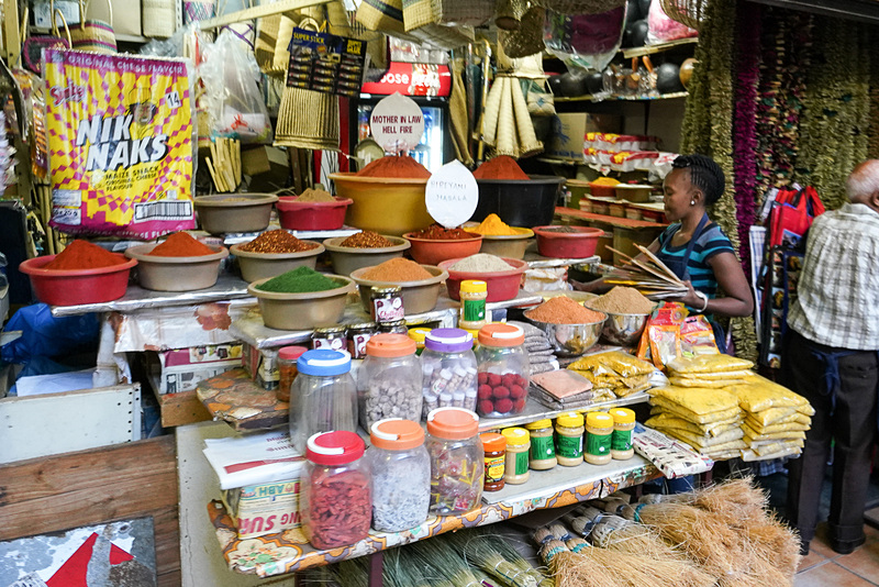 スパイスは日用品と混在して売られている