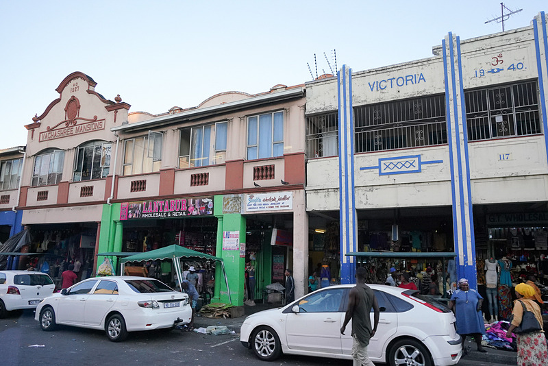 歩道には露天も多い