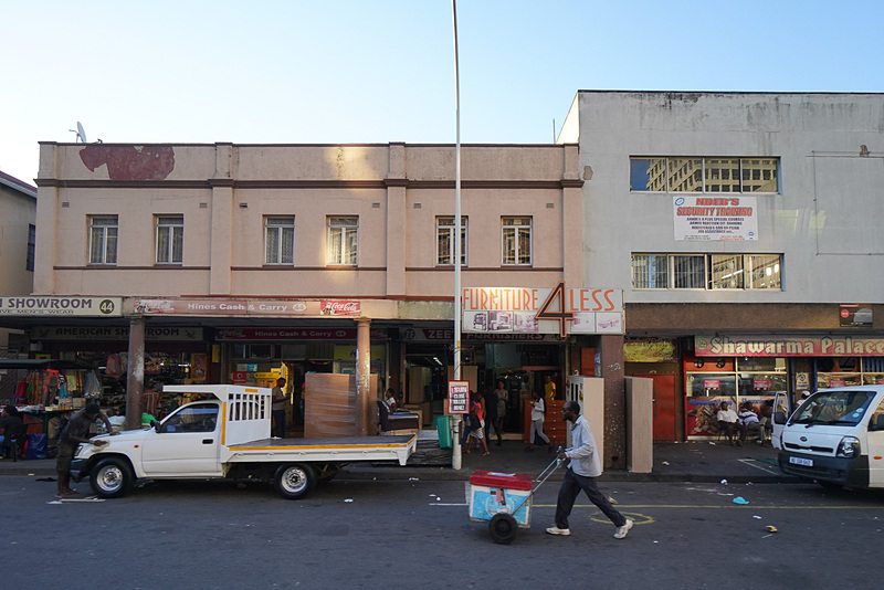 車道を平気で歩く人もいて活気がある