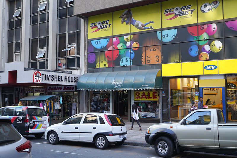 普通な感じの洋品店などもある