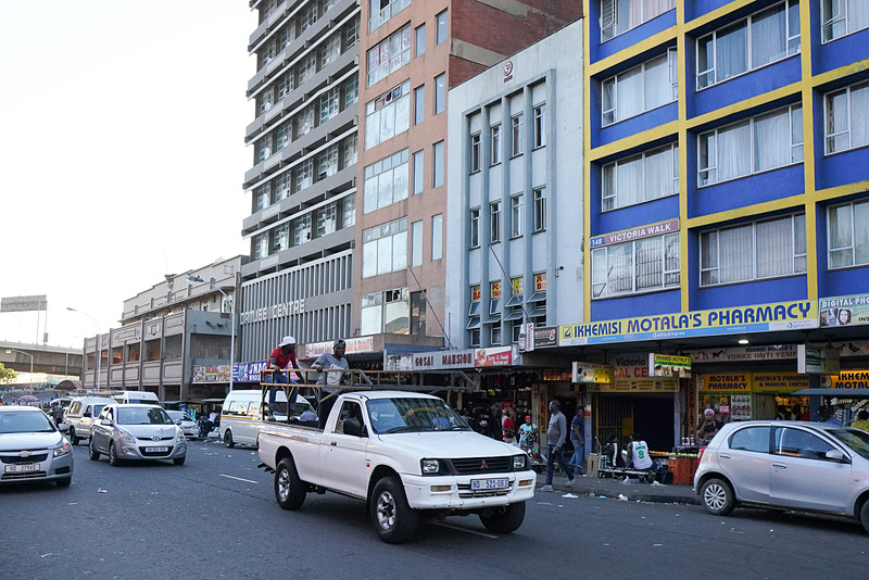 荷台で踊っている。どこでも踊るのは、なんともアフリカ的